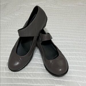 Dansko Mary Jane style clogs 9.5/40‎
